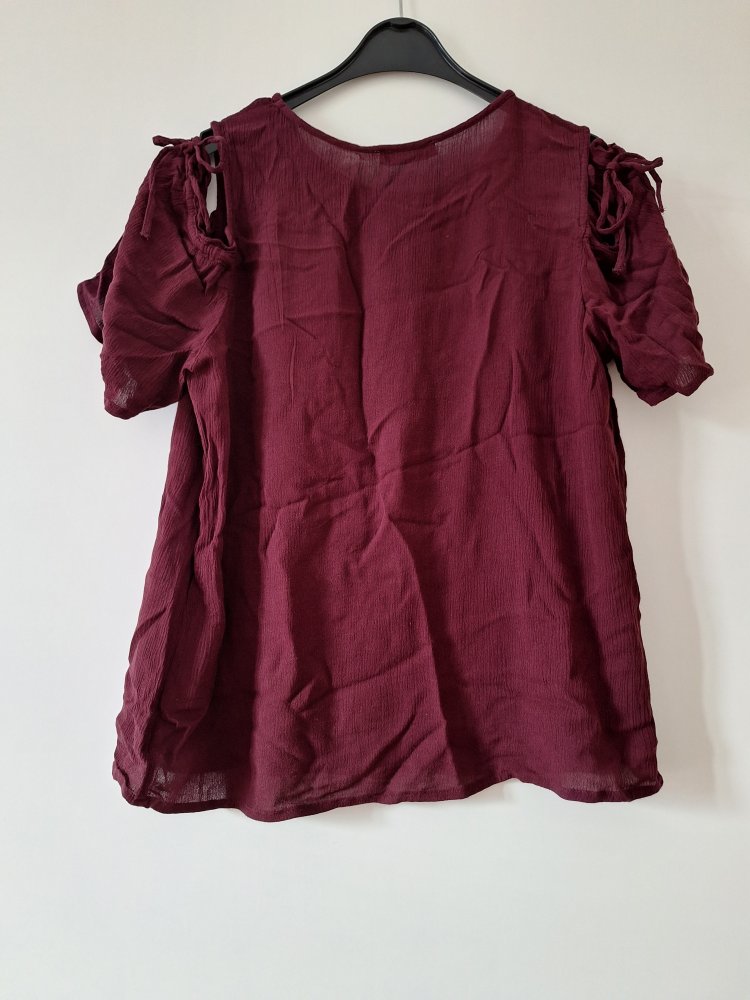Weinrotes T-Shirt mit Schulterauslassungen, Gr. L