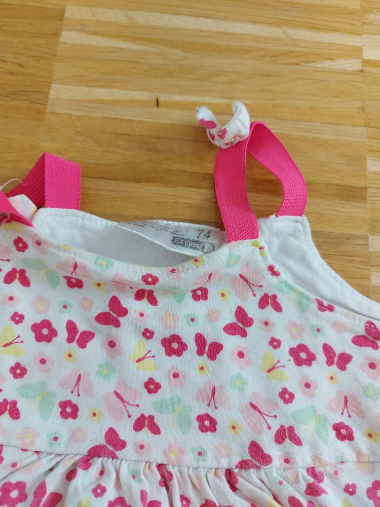 Niedliches Baby-Trägerkleidchen Gr. 74 mit Schmetterlingen und Blümchen 
