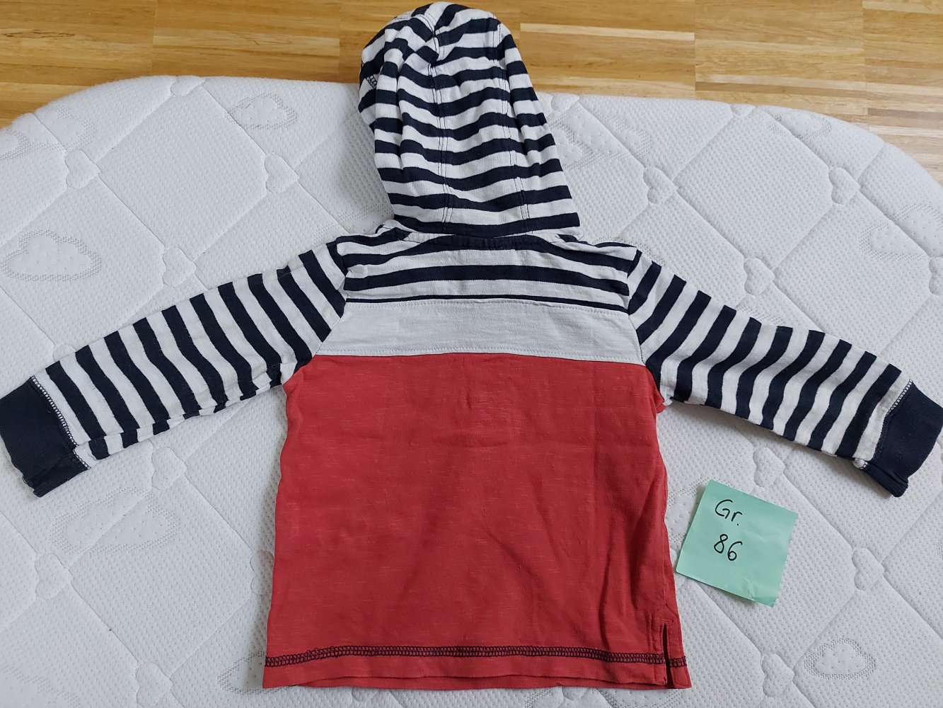 langärmliger weiß gestreifter Babypullover mit Kapuze, Gr. 86