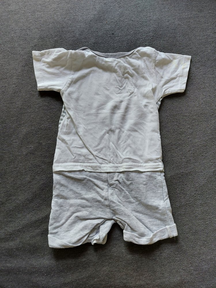 kurzer weißgrauer Babystrampler /Spieler 