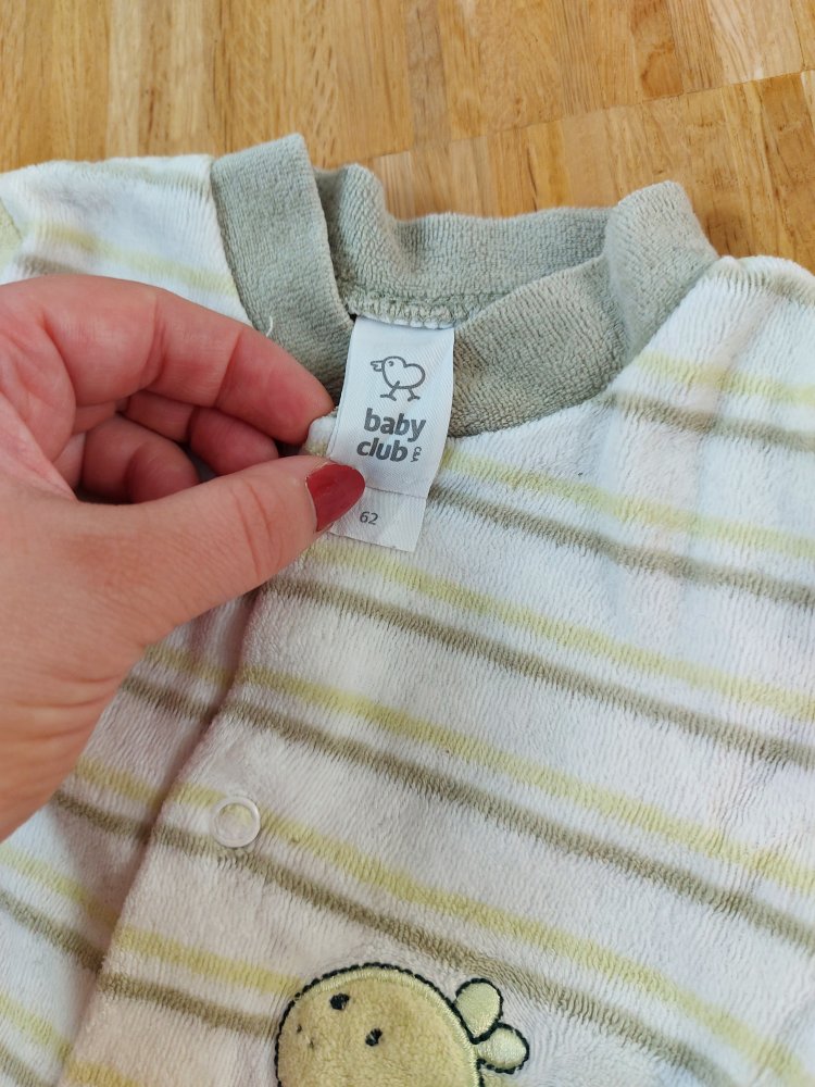grün-weiß gestreifter Babyschlafanzug  mit Dino Gr. 62
