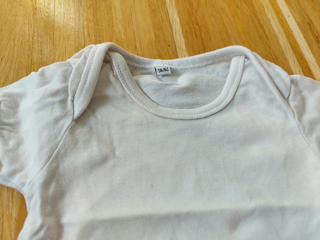 weißer Kurzarmbody Gr. 56/62