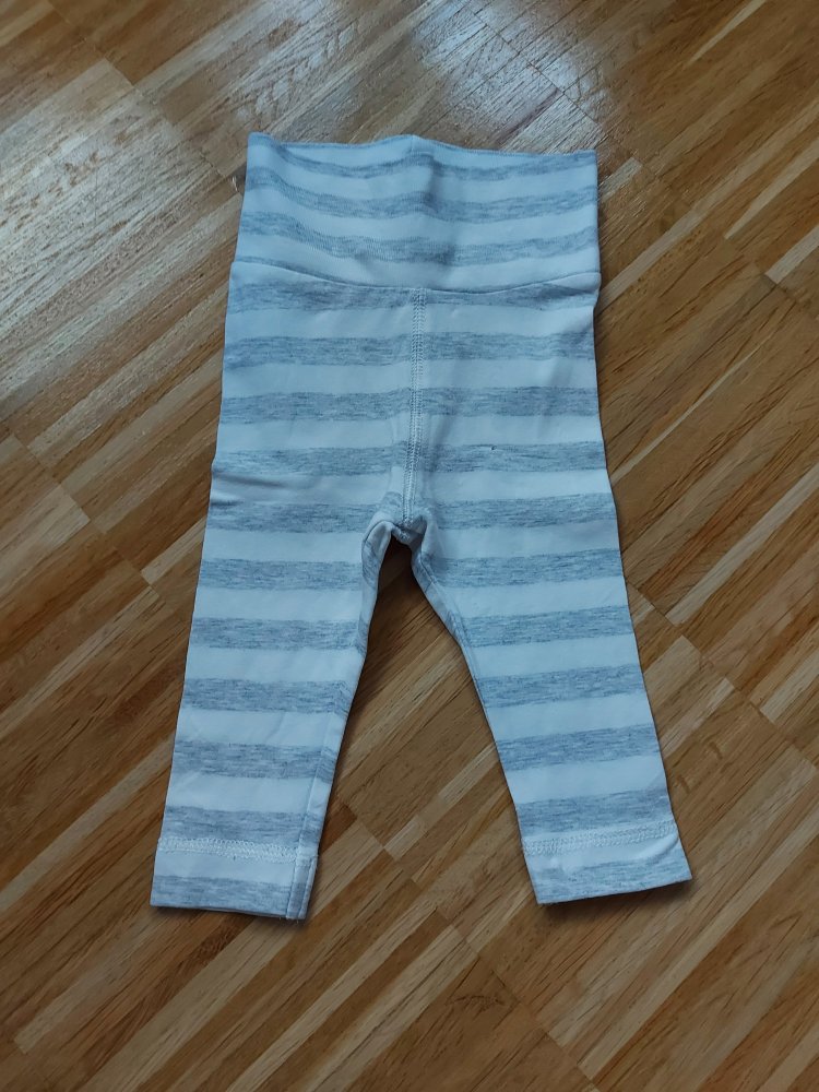 weiß-grau gestreifte Babyhose