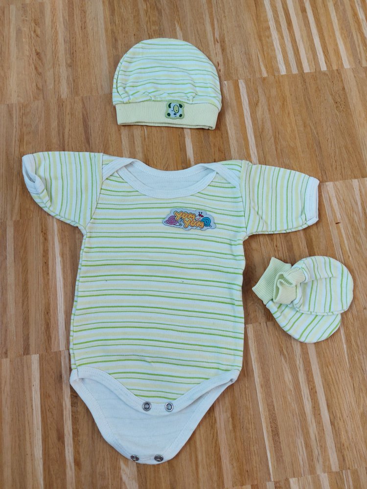 grün gestreiftes Erstlingsset: Body, Mütze, Kratzhandschuhe