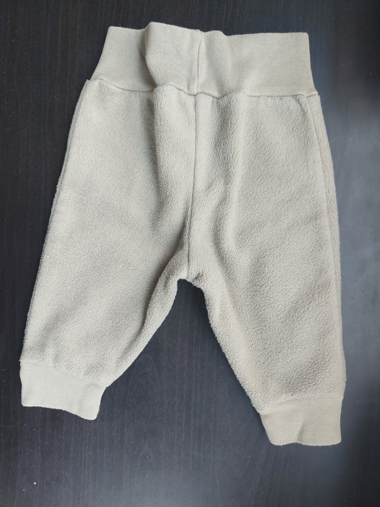 olivgrüne / khakigrüne Babyjogginghose 