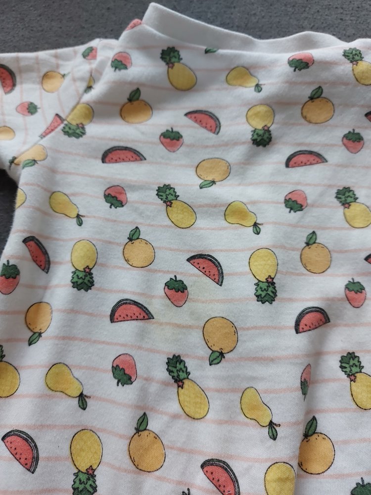 weißer Babyschlafanzug mit buntem Sommerobst Gr. 62/68