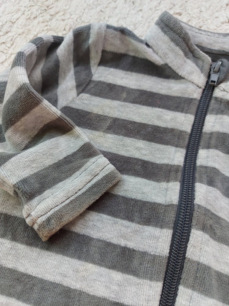 kuschelige grau gestreifte Babyjacke Gr. 62/68