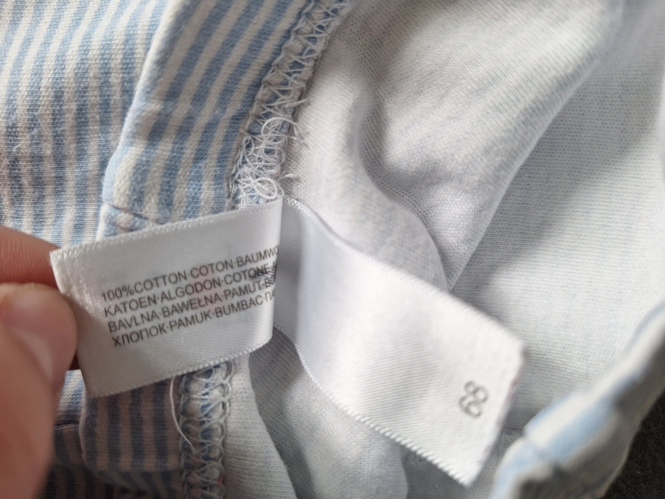 blau-weiß gestreifte Babyhose mit breitem Bund und Füßchen Gr. 68