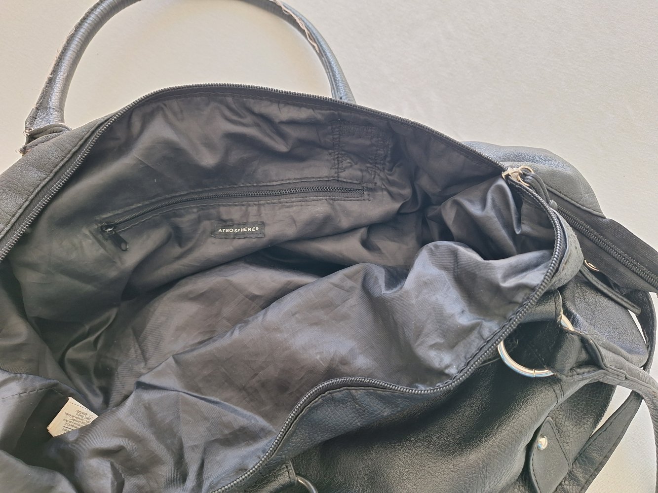 schwarze Shopper Bag mit unterschiedlichen Trägern
