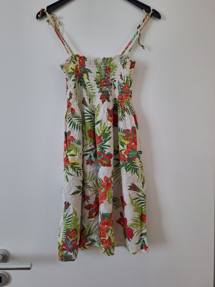 Sommerkleid mit tropischen Blumen Gr. 40