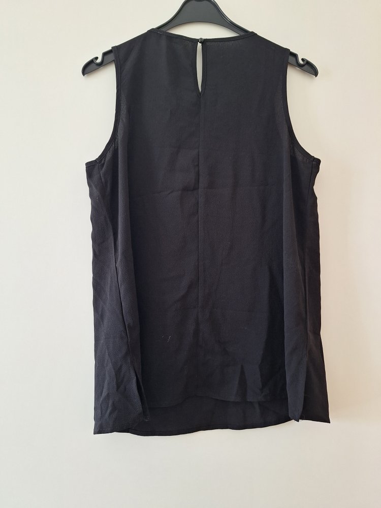 Schickes schwarzes Top mit Nietensteinen, Gr. M