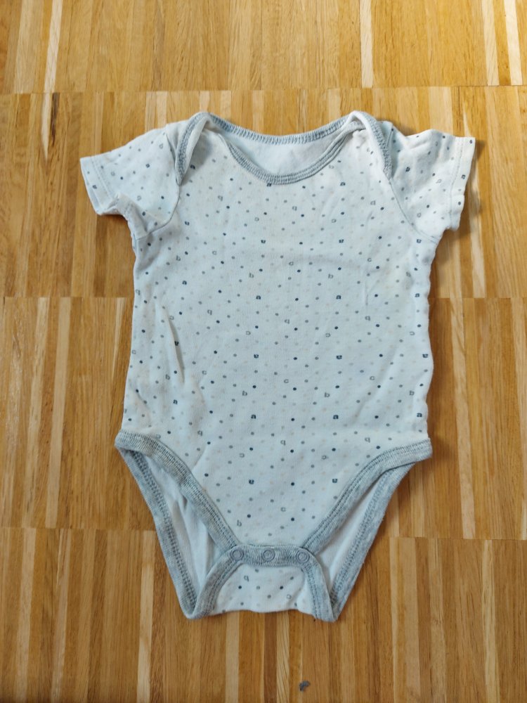 Kurzärmliger weißer Babybody mit Punkten und Buchstaben