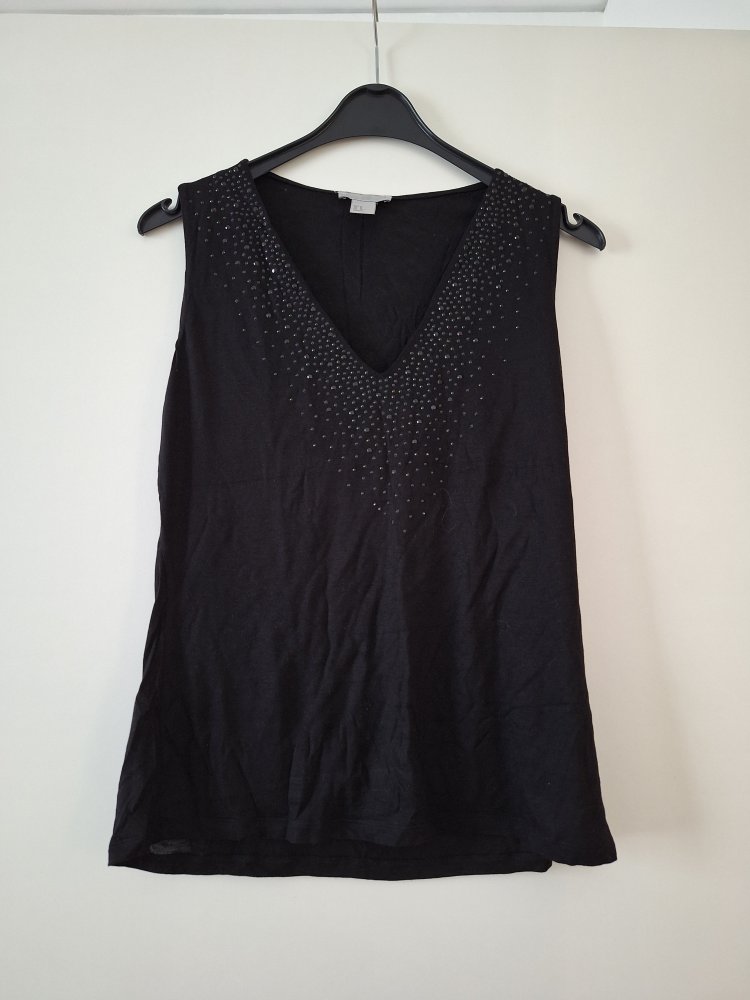 schwarzes Shirt mit schwarzen Steinen am V-Ausschnitt, Gr. M