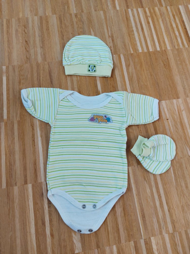 grün gestreiftes Erstlingsset: Body, Mütze, Kratzhandschuhe