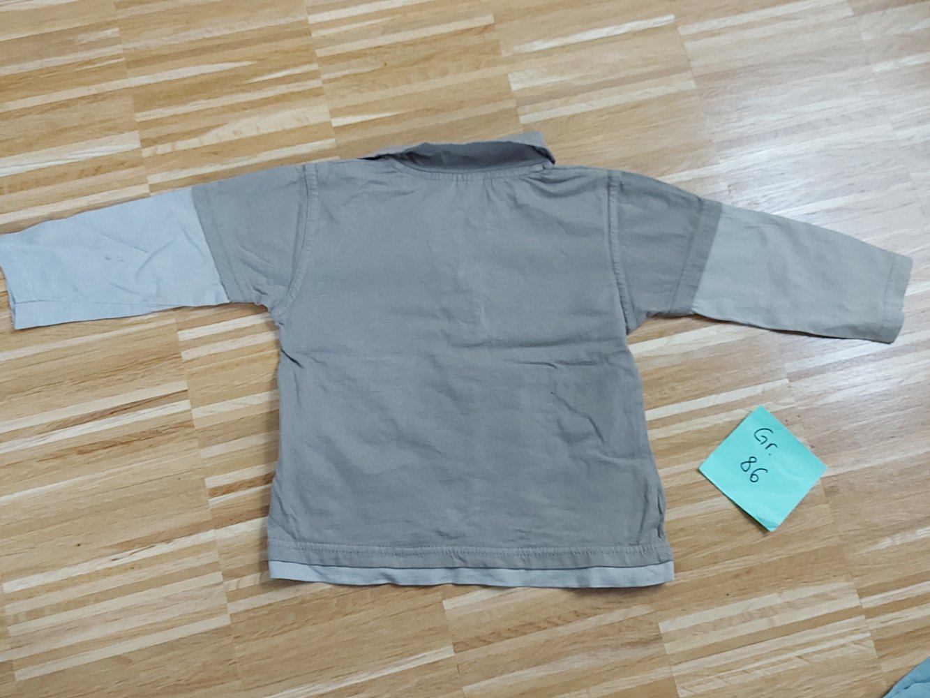 langärmliges khakifarbenes Baby-Poloshirt Gr. 86