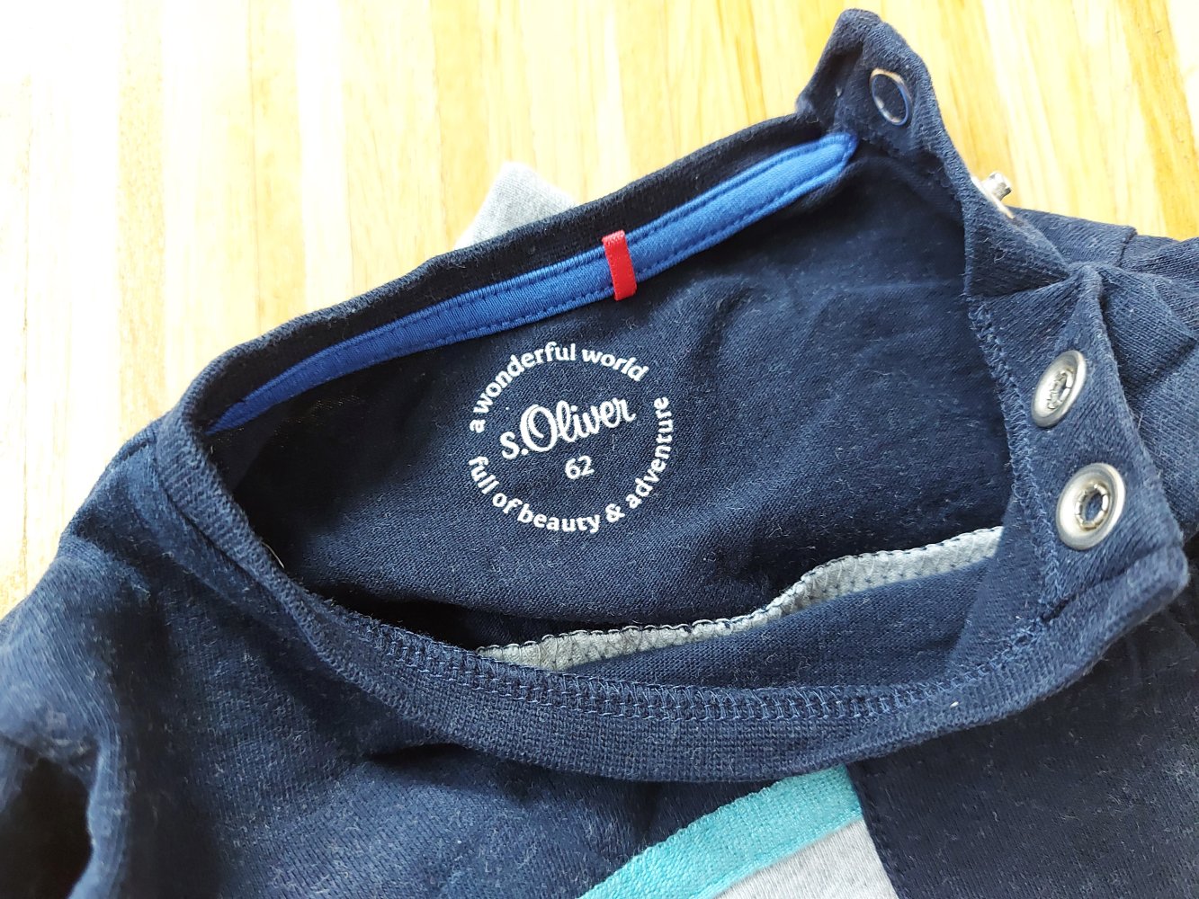 dunkelblau-grauer Babypullover mit kleinem Flugzeug von s.Oliver, Gr. 62