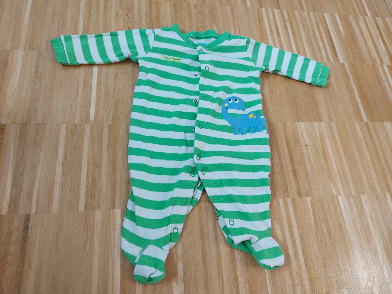 grün-weiß gestreifter Babyschlafanzug mit Dino