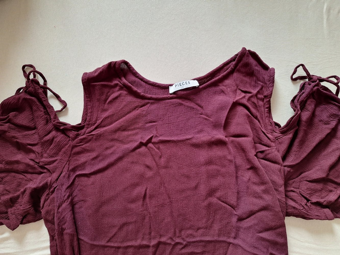 Weinrotes T-Shirt mit Schulterauslassungen, Gr. L