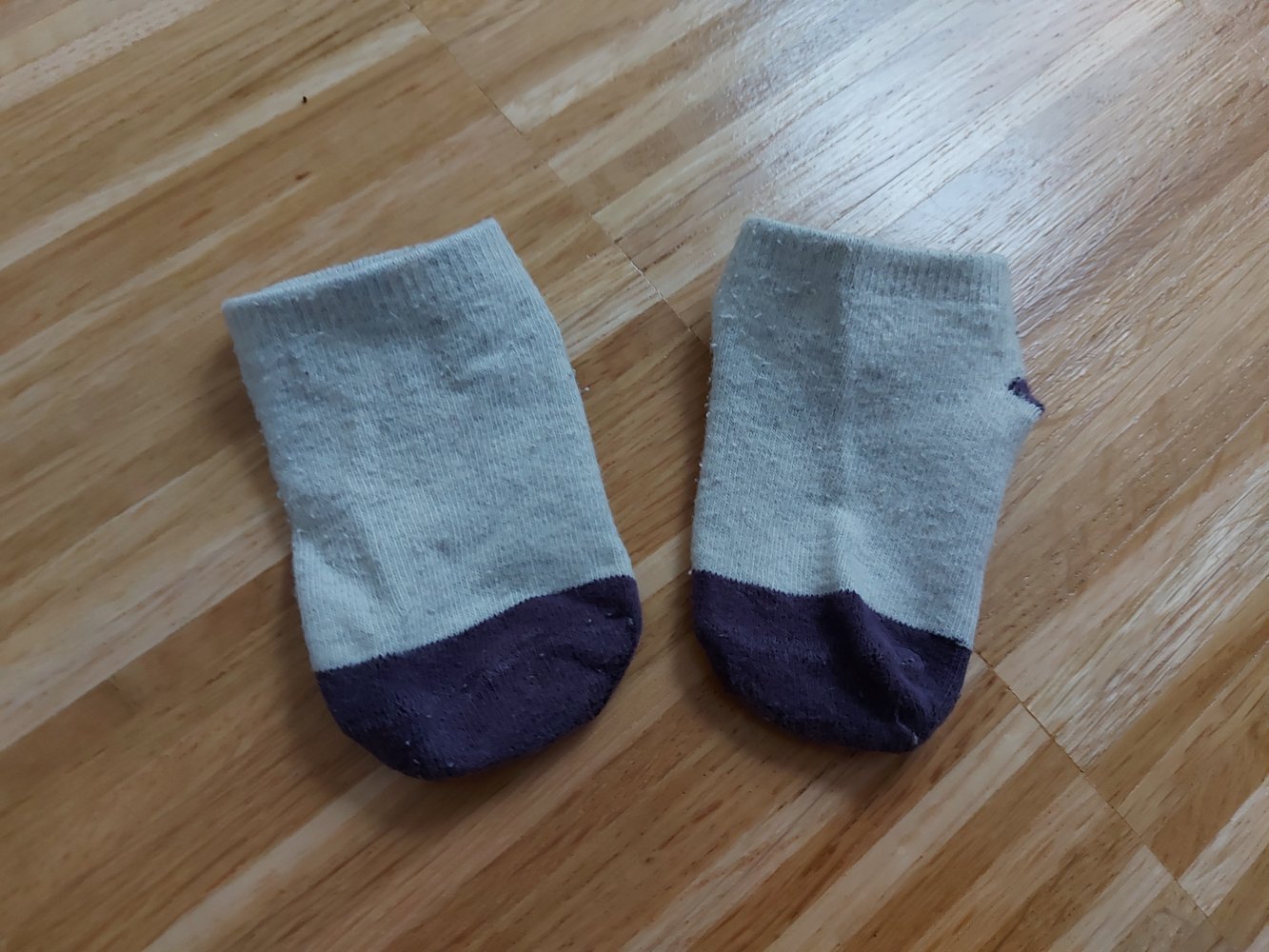 graubeige Babysöckchen