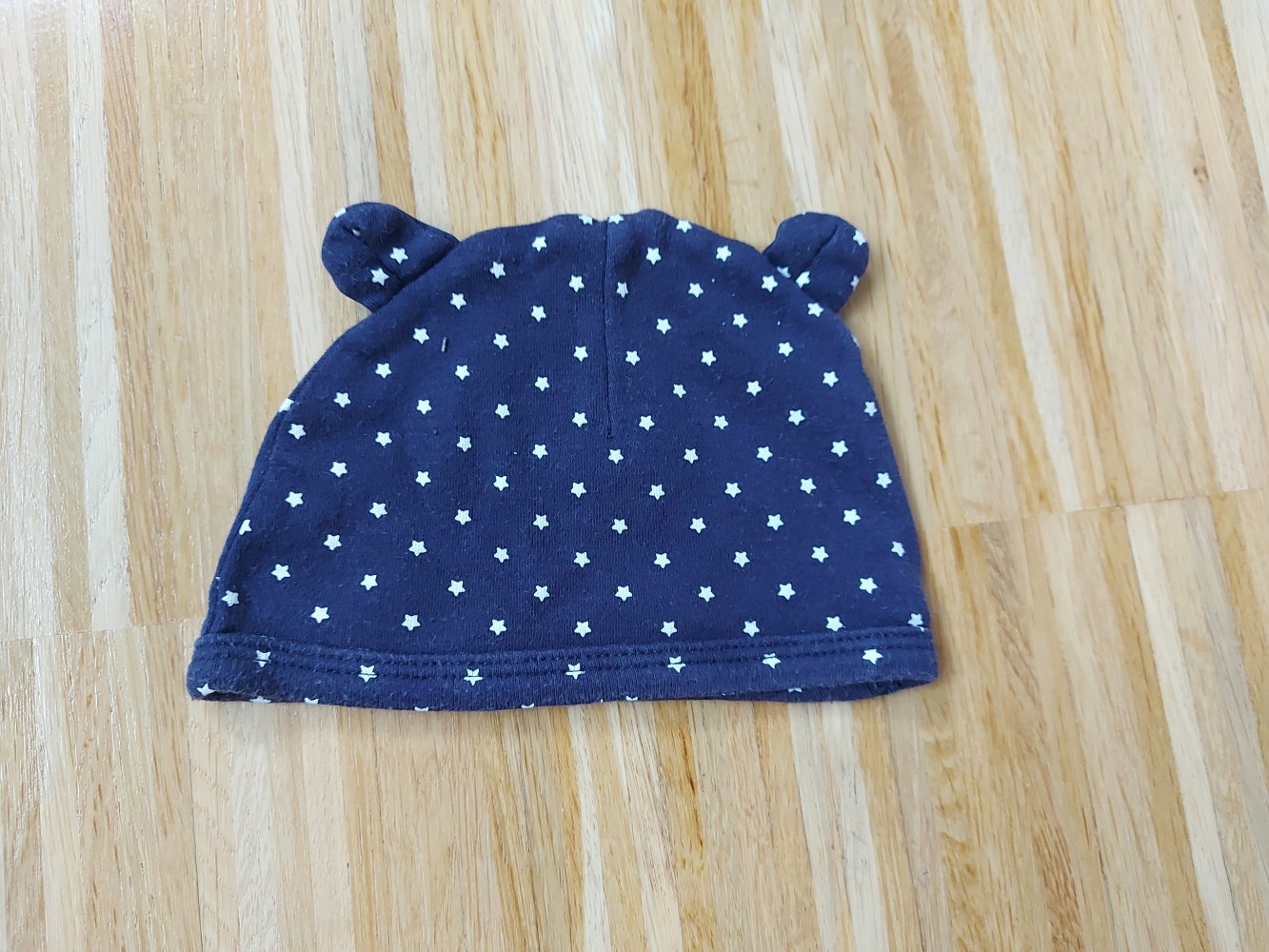 dunkelblaue Babymütze mit weißen Sternchen und Öhrchen