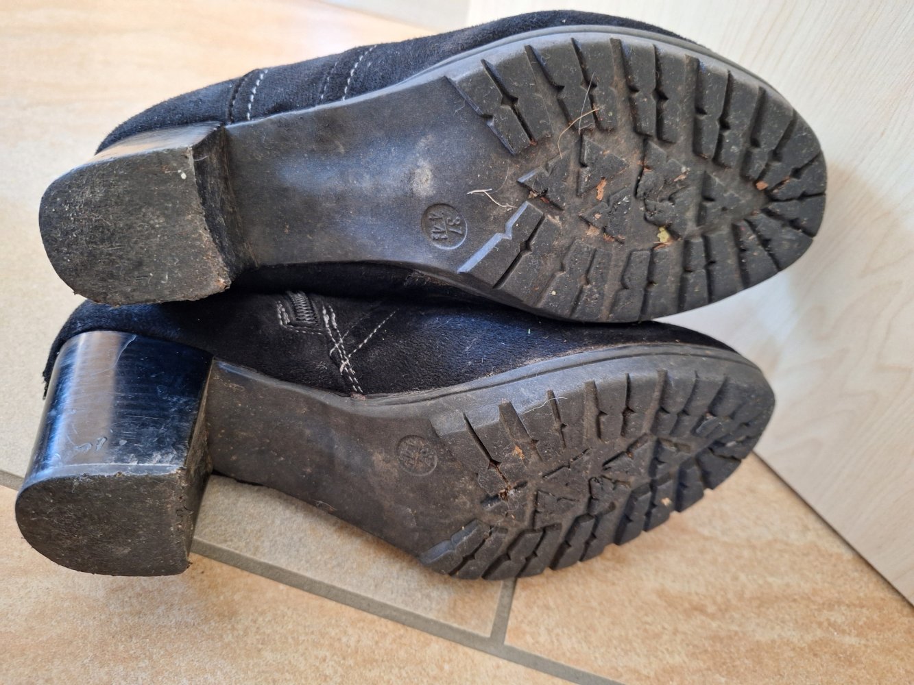schwarze Stiefel mit Absatz, Gr. 37 / Stiefeletten