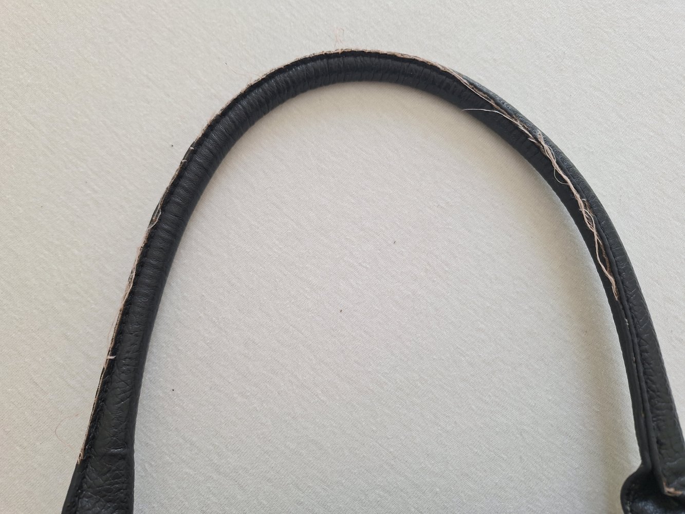 schwarze Shopper Bag mit unterschiedlichen Trägern