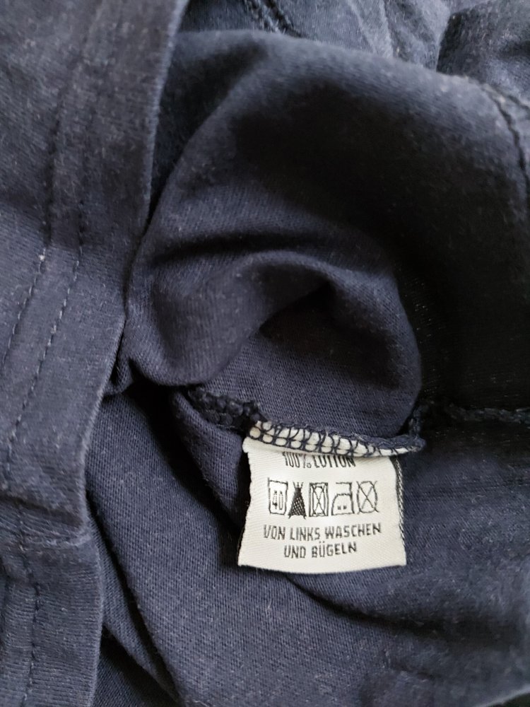 langärmliger dunkelblauer Babypullover 