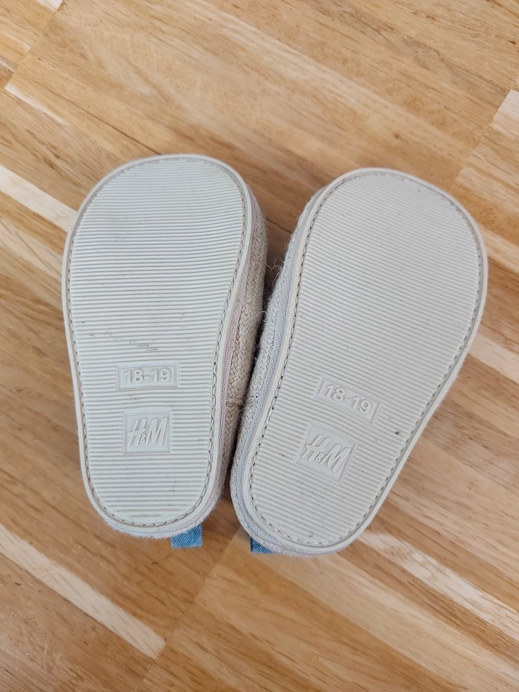 hellblaue Stoffschuhe mit kleinem Ankermotiv von H&M, Gr. 18-19