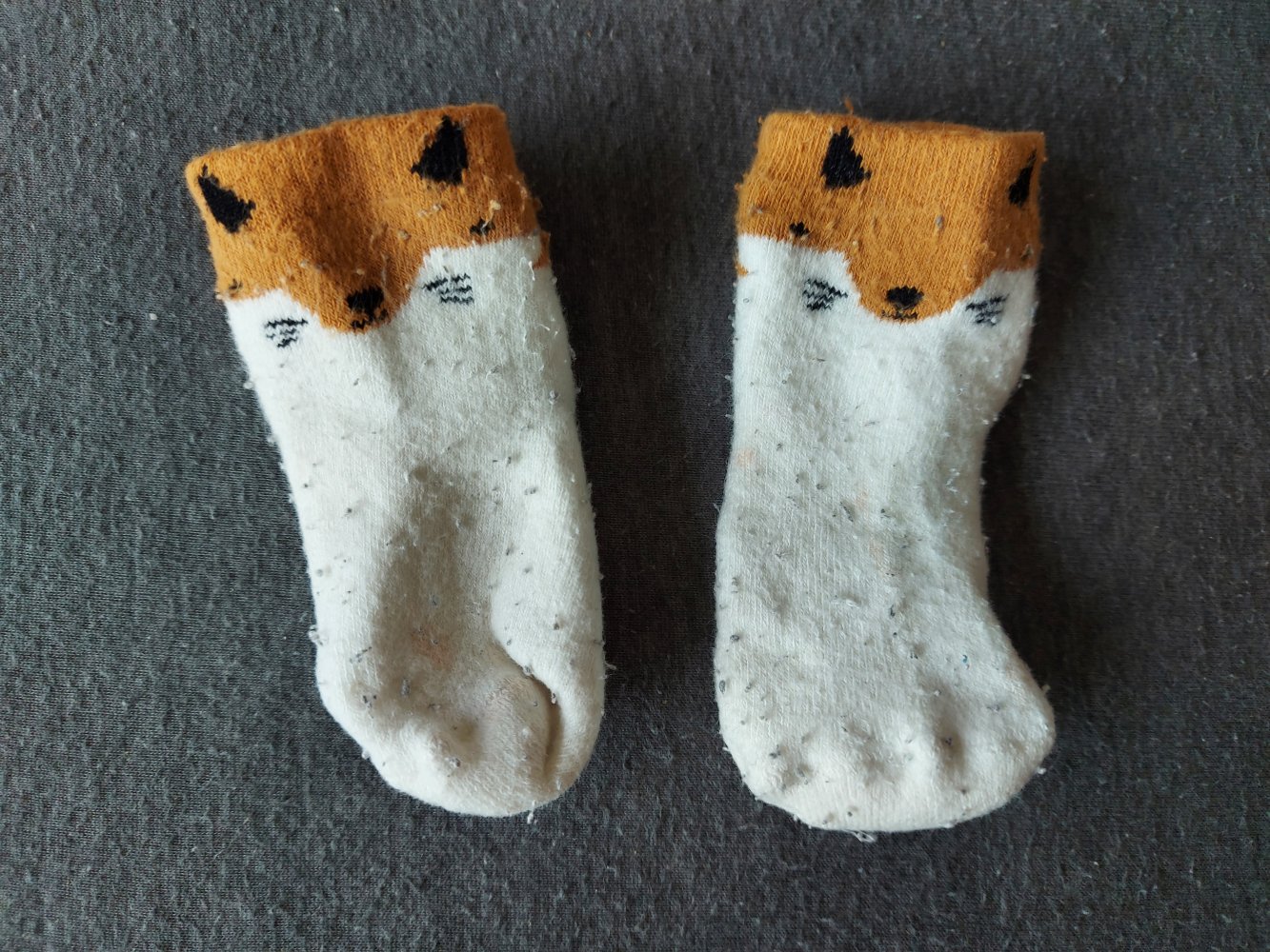 Weiß-orange Babysocken mit Fuchs für kleine Babyfüße mit Stoppernoppen