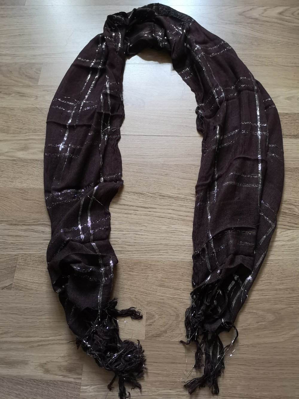 braunes Halstuch / Schal mit karierten Silberfäden