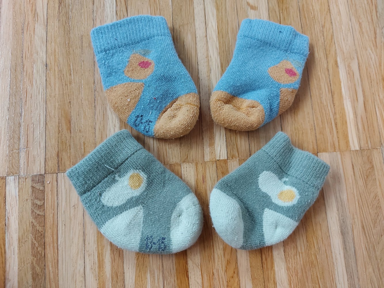 Babysöckchen mit Äpfeln und Birnen / Erstlingssocken Gr. 13-15