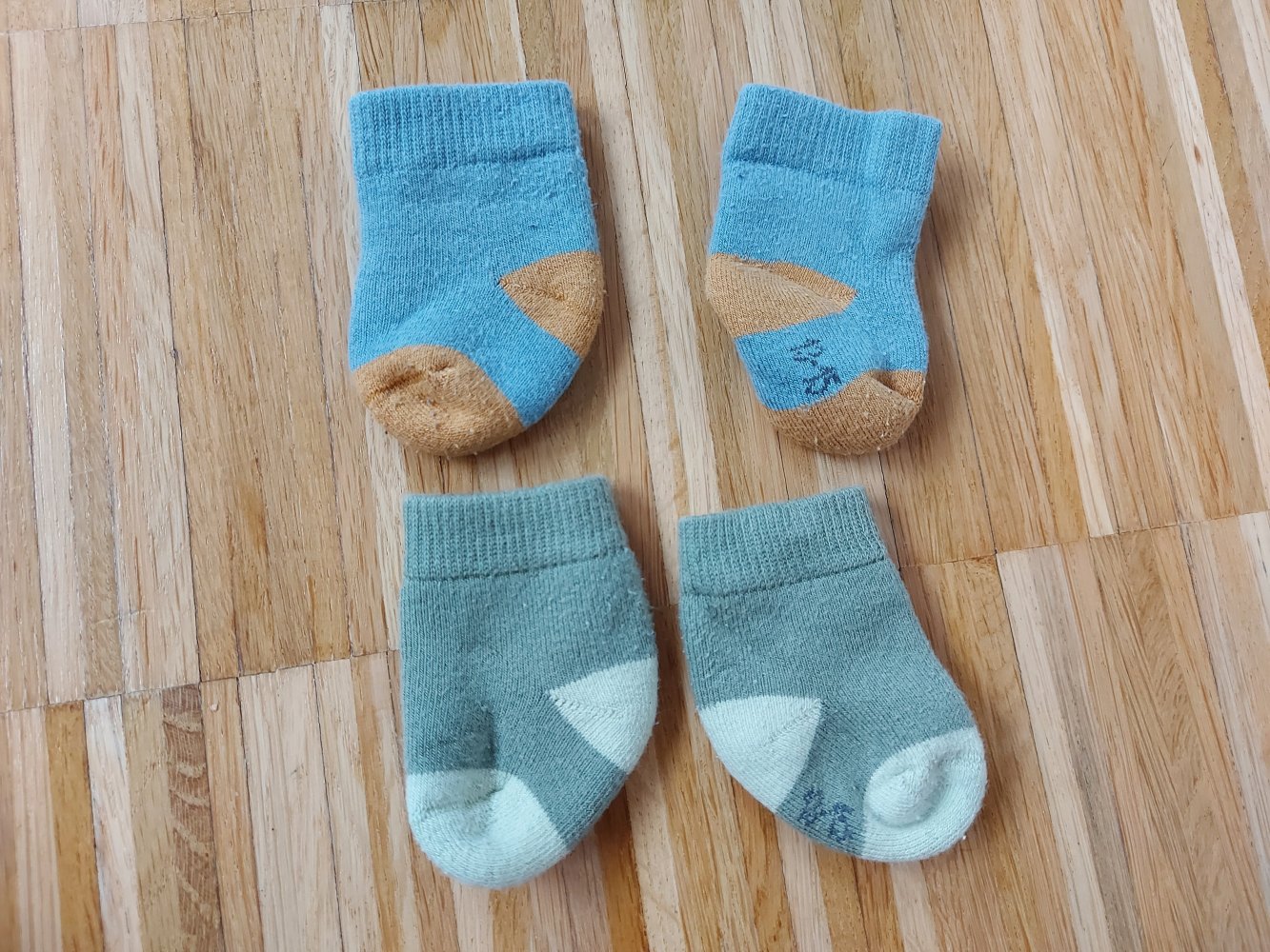 Babysöckchen mit Äpfeln und Birnen / Erstlingssocken Gr. 13-15