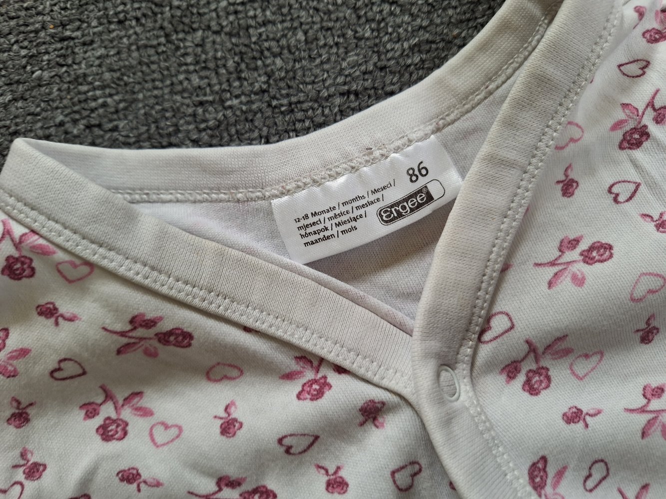 weißer Langarmpyjama mit pinken Blumen/Rosen, Gr. 86
