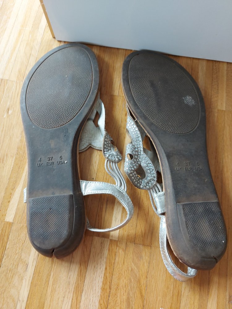 Silberne Zehentrenner/Flip Flops, Gr. 37 getragen