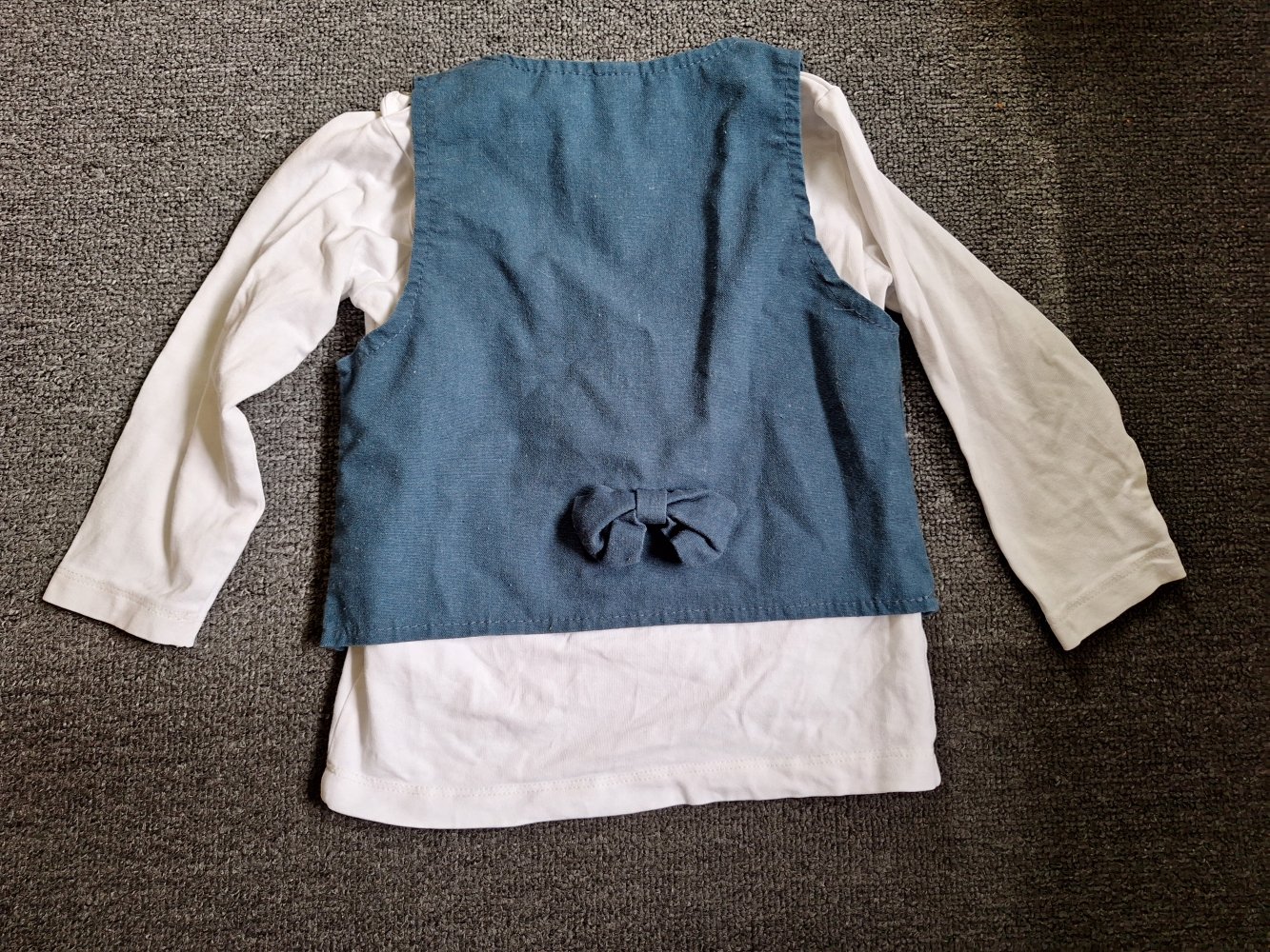 Set: weißes Langarmshirt mit Schleife und blauer Weste, Gr. 86