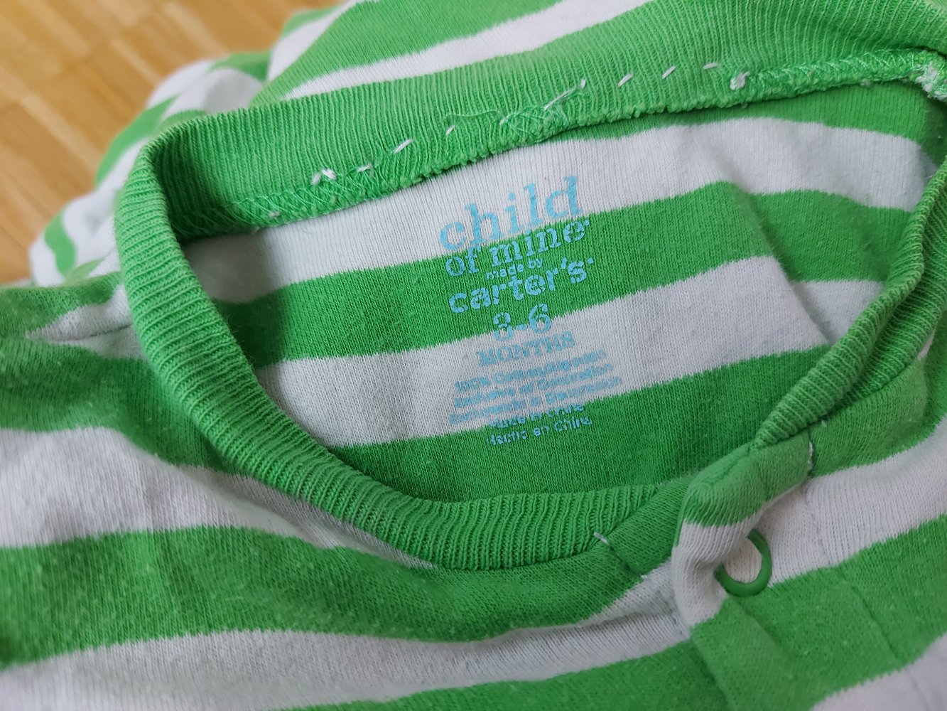grün-weiß gestreifter Babyschlafanzug mit Dino