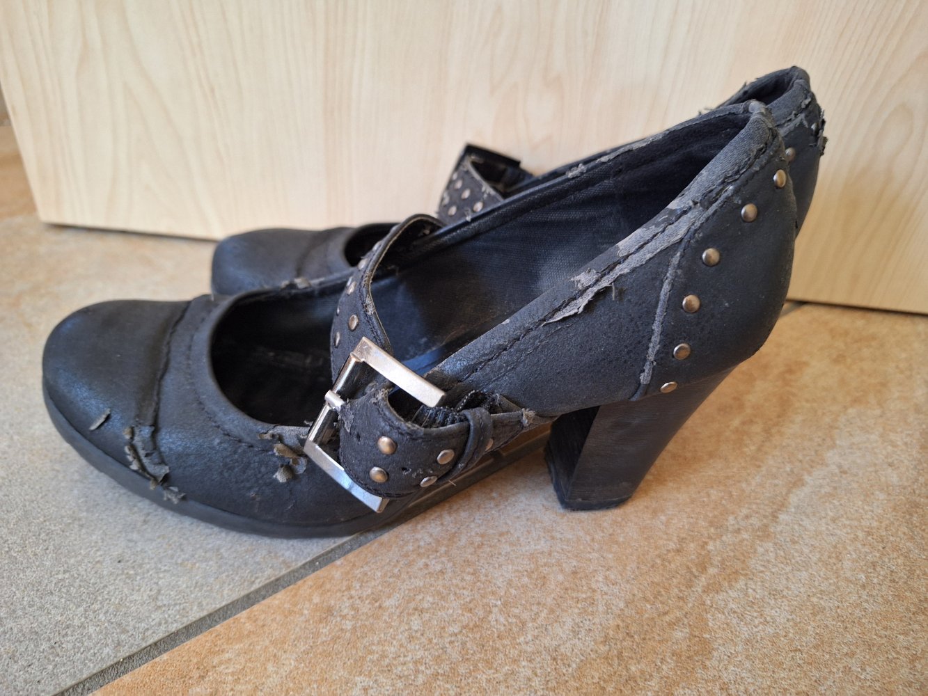 schwarze Absatzschuhe Gr. 37 / Pumps mit Riemen