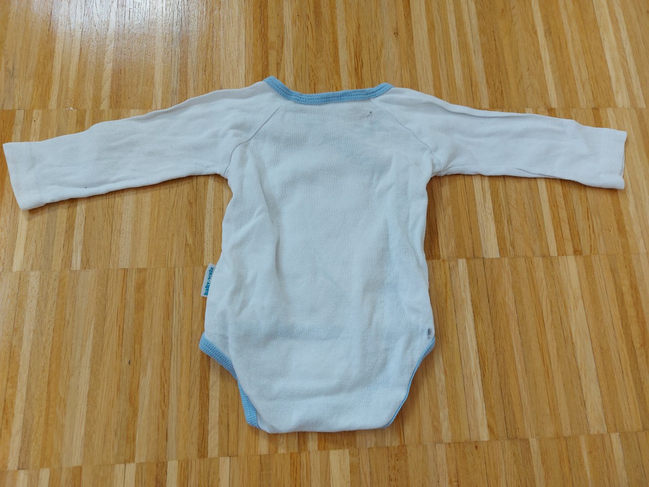 Weiß-blauer langärmliger Wickelbody Gr. 62/68