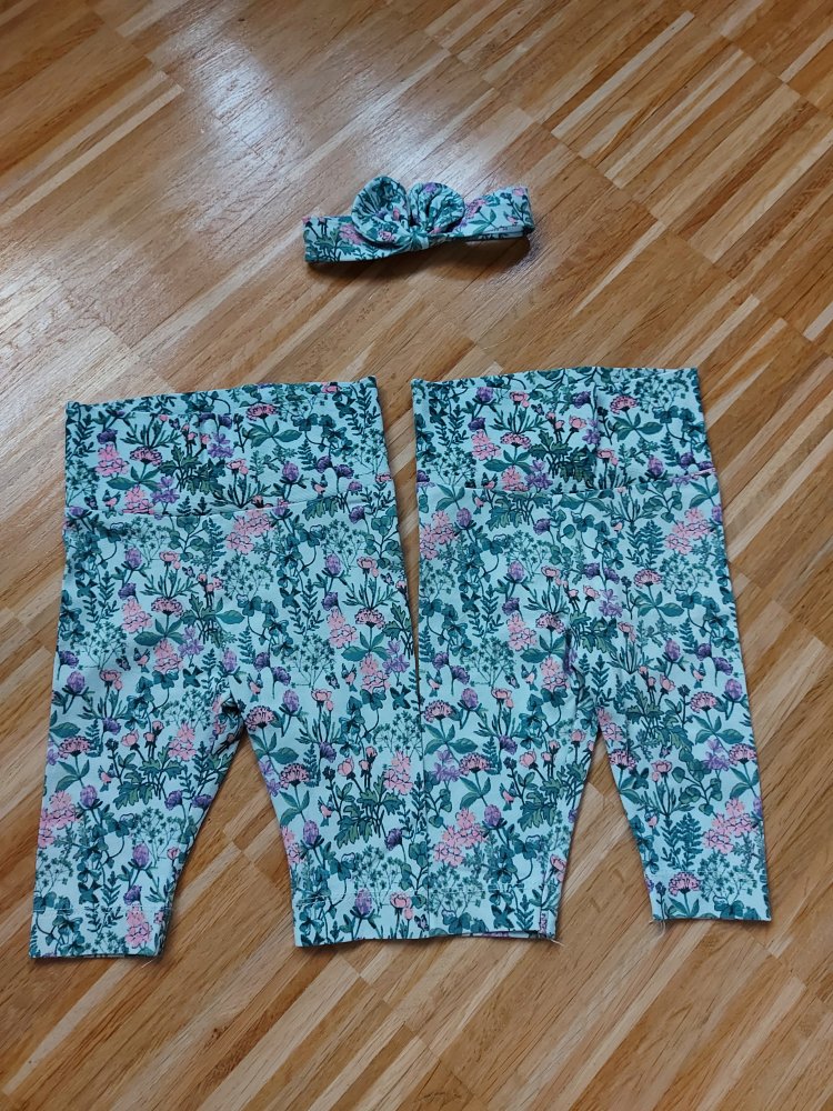 Hosenset: 2 geblümte Babyhosen mit passender Haarschleife/Haarband, Gr. 62
