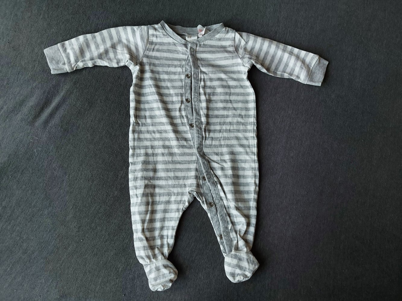 weißer Babyschlafanzug mit grauen Streifen Gr. 62