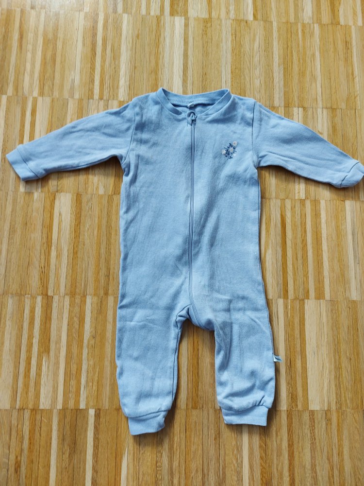 lilafarbener Babyschlafanzug mit Reißverschluss, Gr. 68