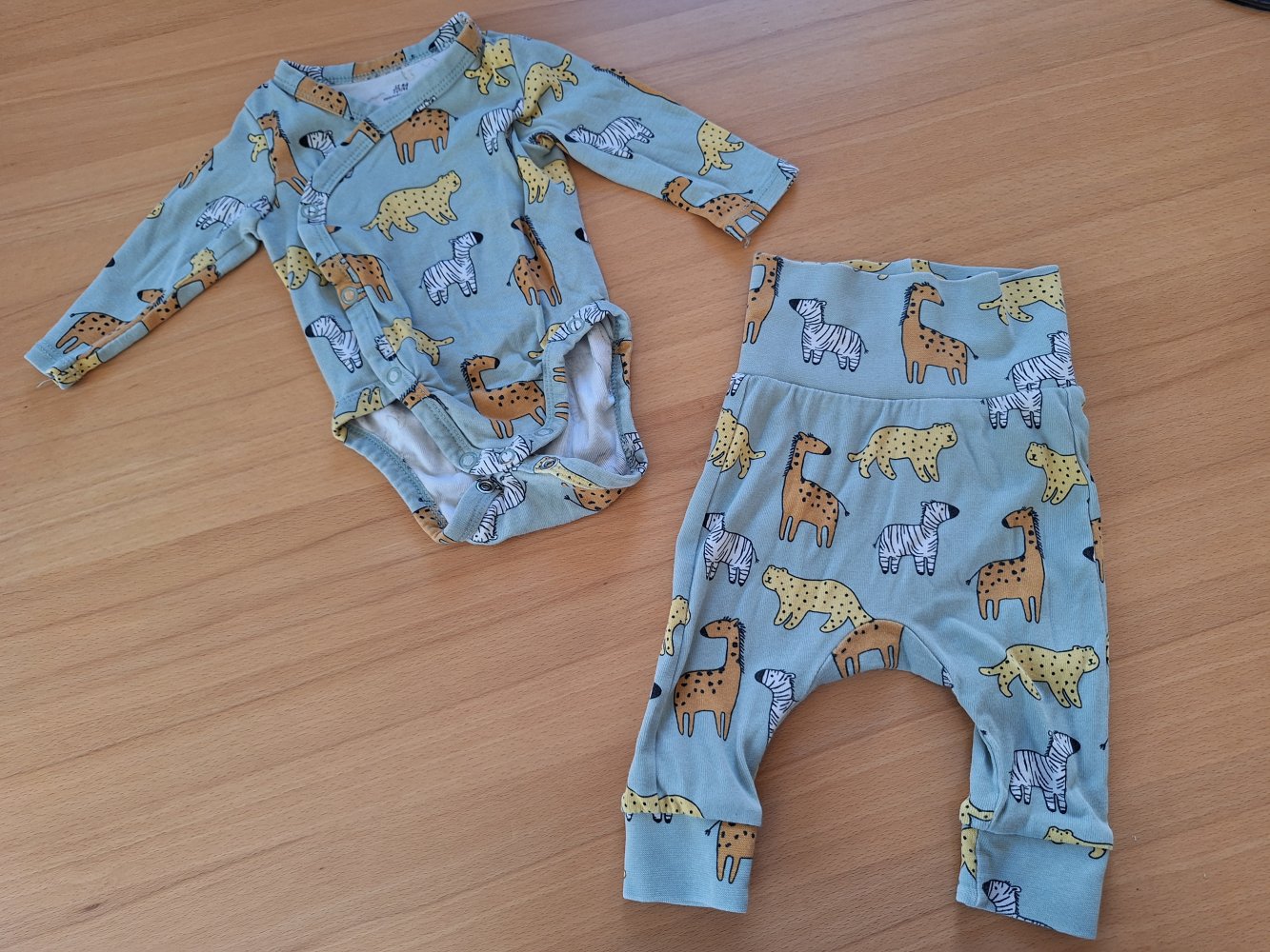 2 teiliges Set: Wickelbody und Hose mit Tieren, Gr. 56 unisex
