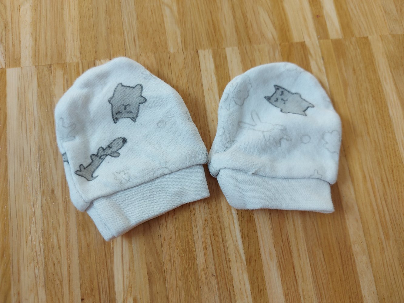 weiße Kratzhandschuhe / Fäustlinge für Newborn / Überzieher mit Tiermotiv