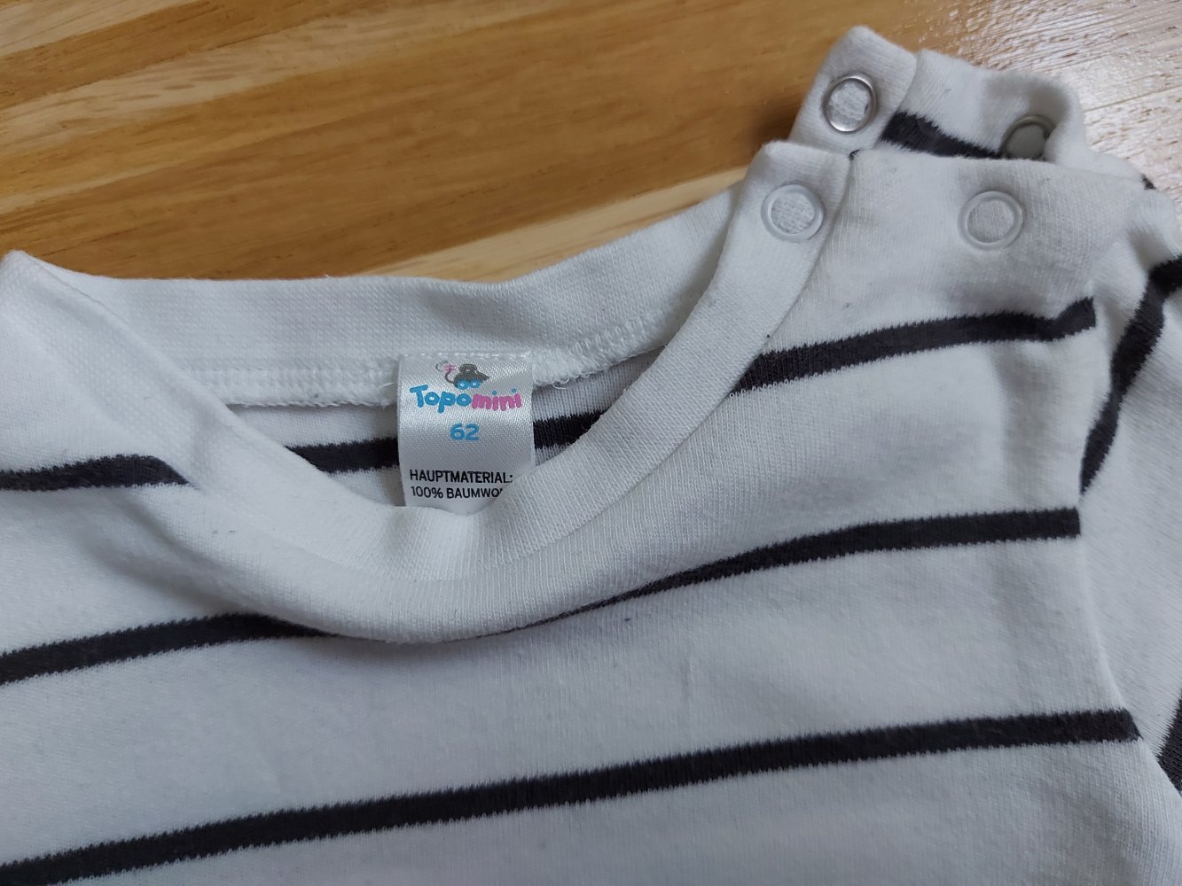 langärmliger weißer Babypullover mit Streifen, Gr. 62