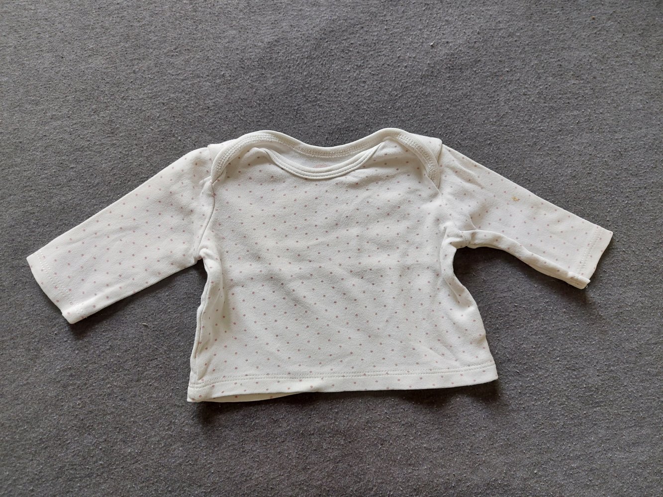 weißer Babypullover mit rosa Punkten, Gr. 56