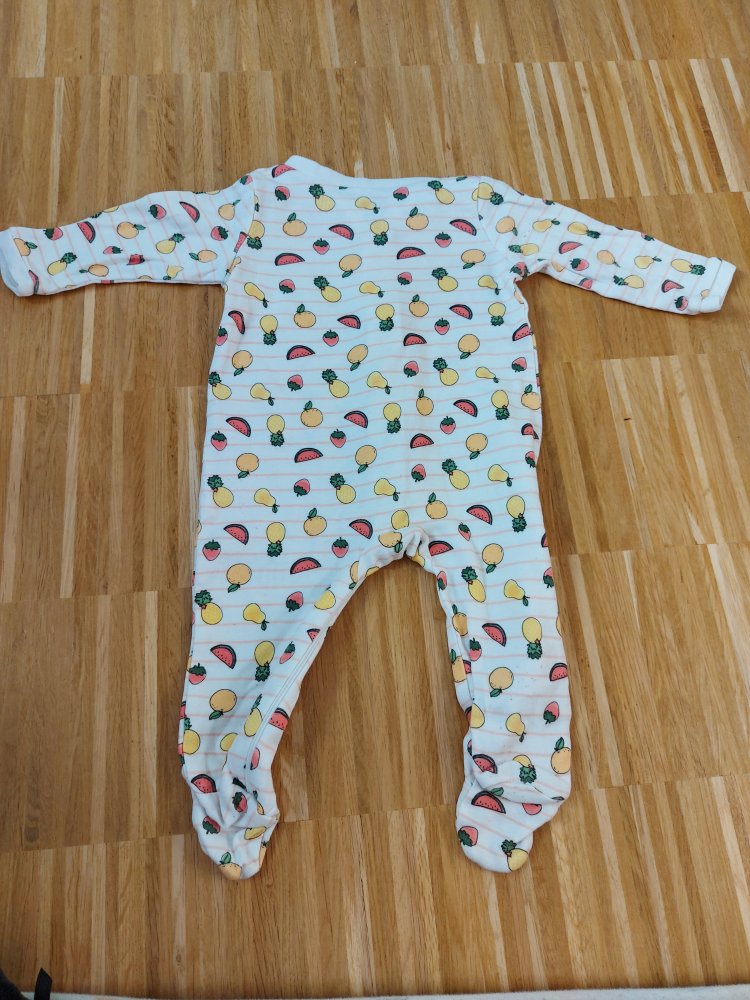 weißer Babyschlafanzug mit buntem Sommerobst Gr. 62/68