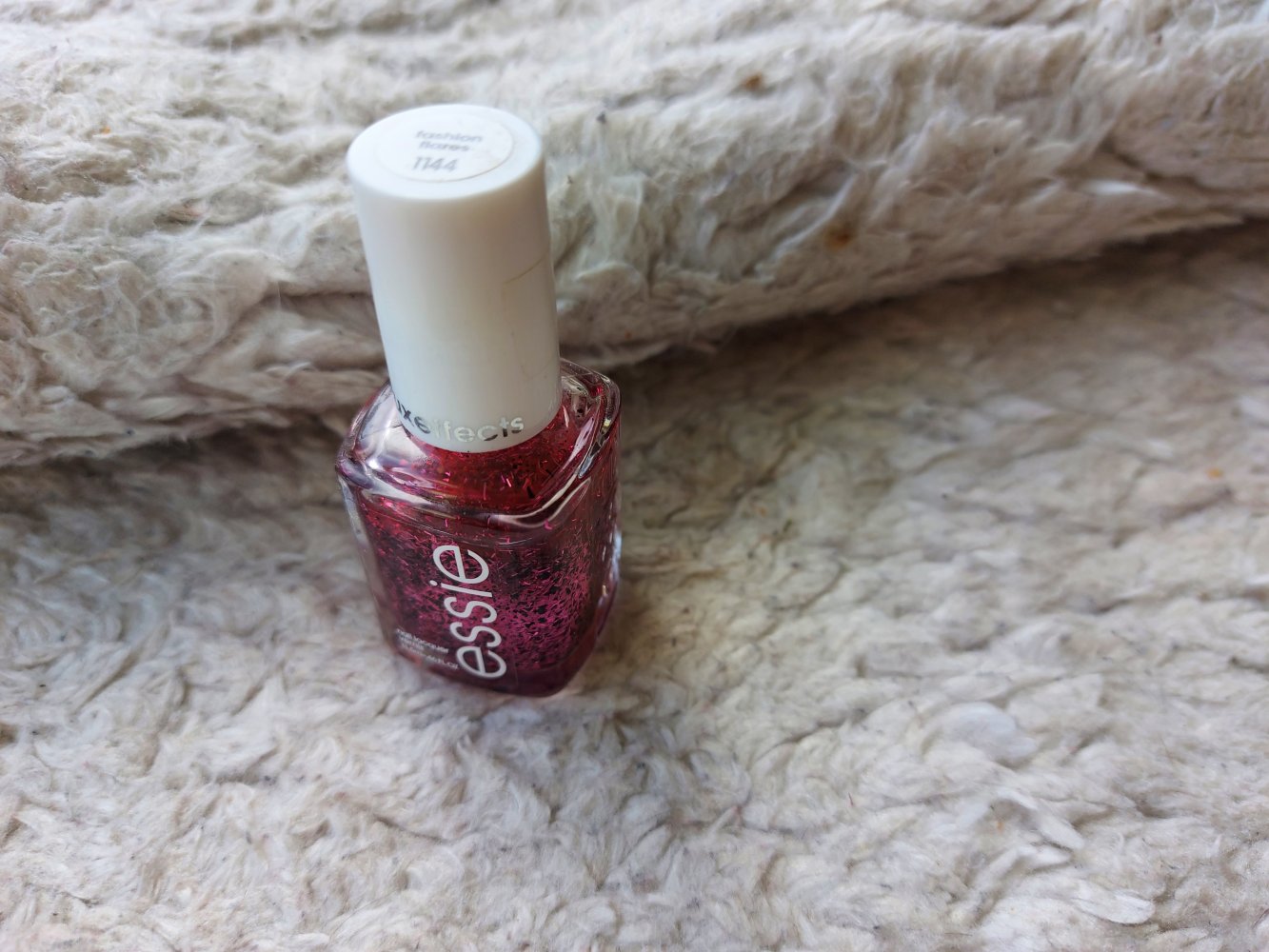 Essie luxeffects 1144 fashion flares Nagellack Überlack
