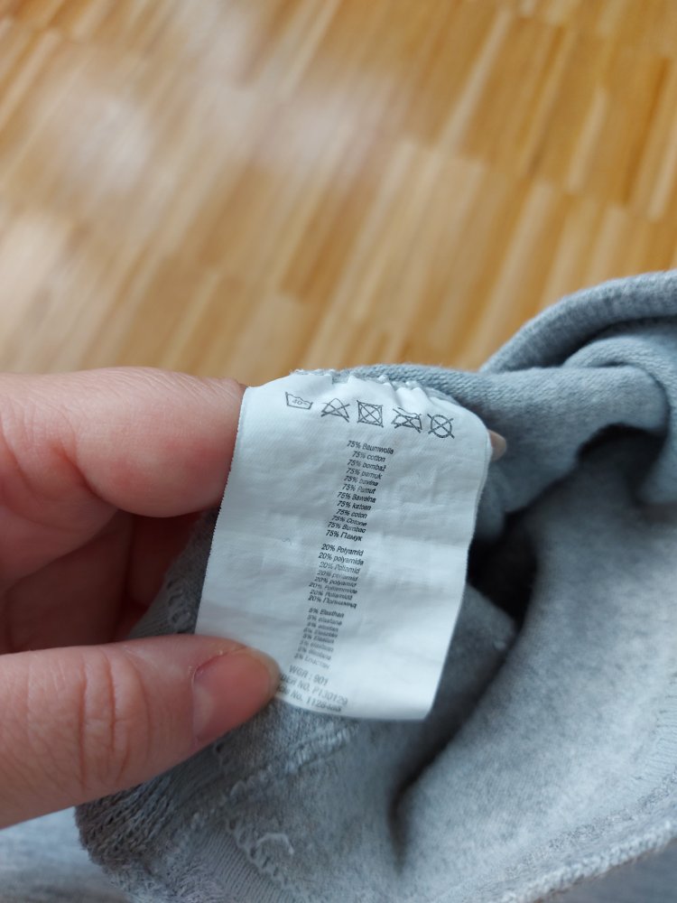 graue Strumpfhose mit süßem Pünktchenmuster