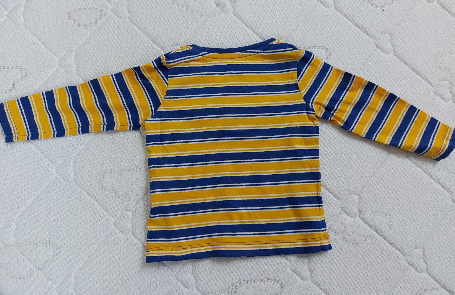 langärmliger blau-gelb gestreifter Babypullover Gr. 62/68 / Schweden