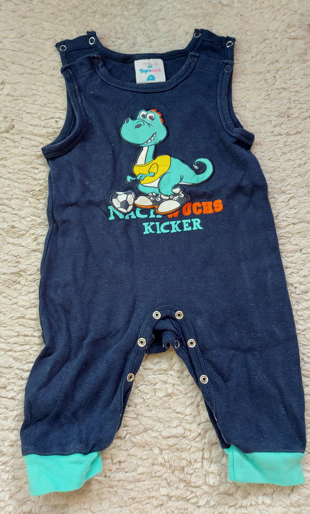 dunkelblauer Babystrampler mit Dino Nachwuchskicker Gr. 68